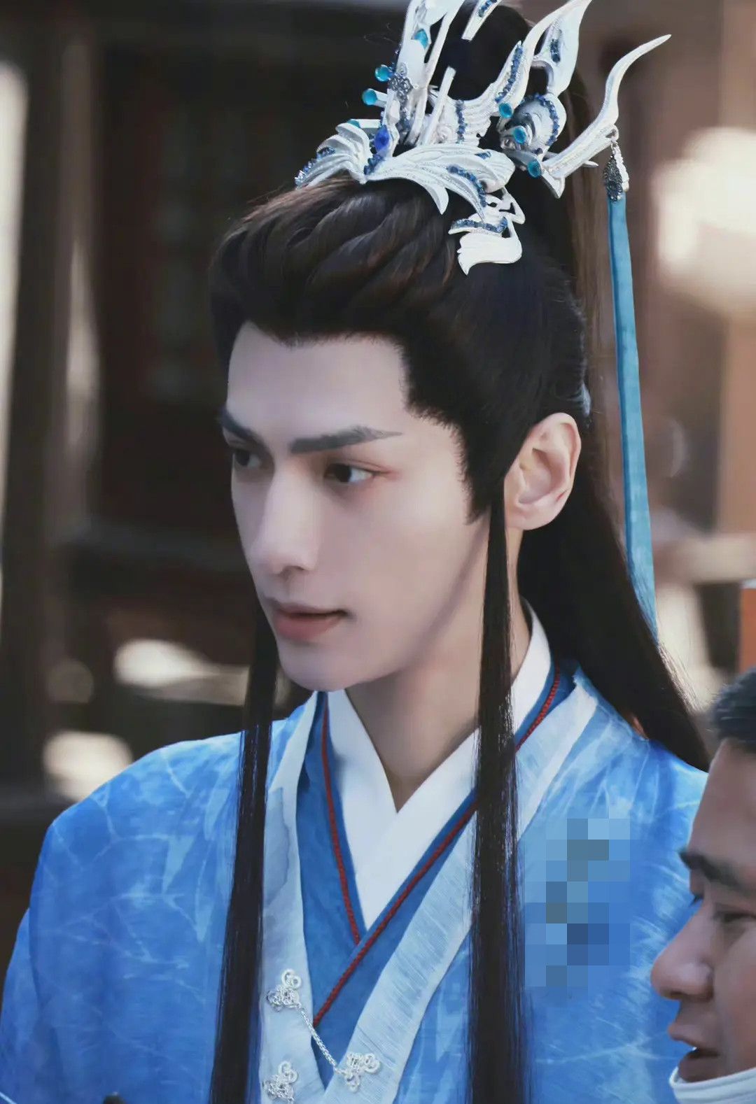 任嘉伦|任嘉伦现身瘦脱相网友说千万不要学罗云熙 中分发型被说拉垮颜值