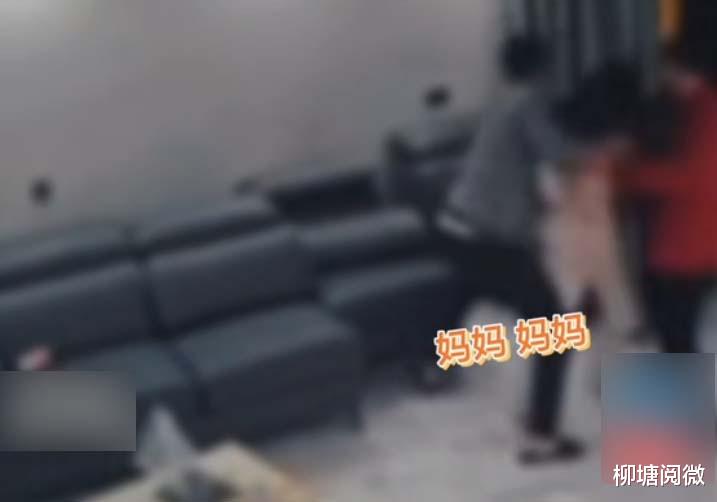 女子被家暴，后脑遭男方擂鼓般击打，仍不忘安抚小孩：我娃不怕