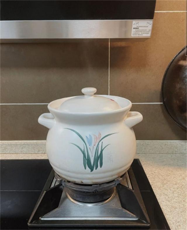 建议大家：除了微波炉，厨房有这3个锅就够了，其它都是浪费钱！