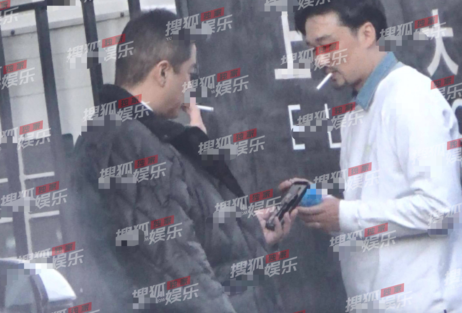 李亚鹏|李亚鹏疑似再婚！与女友穿礼服现身影棚，频晒无名指戒指太幸福