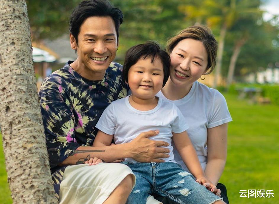 杜德伟|杜德伟结婚10周年,携小24岁娇妻穿中式婚服庆祝,60岁仍想生二胎