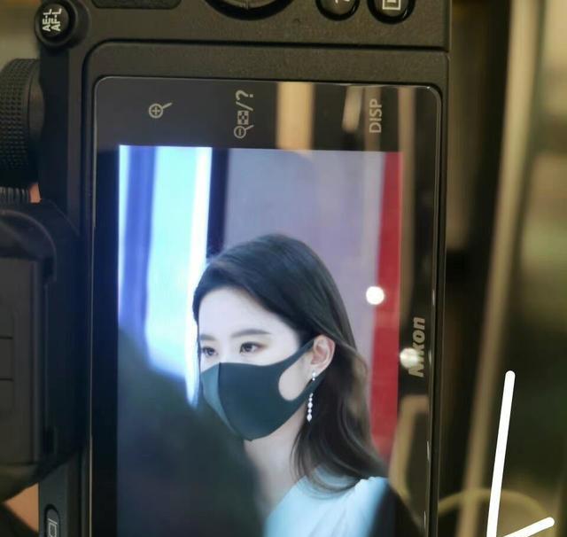 刘亦菲|仙女出街！刘亦菲武汉线下活动生图好美，一袭白裙优雅又贵气