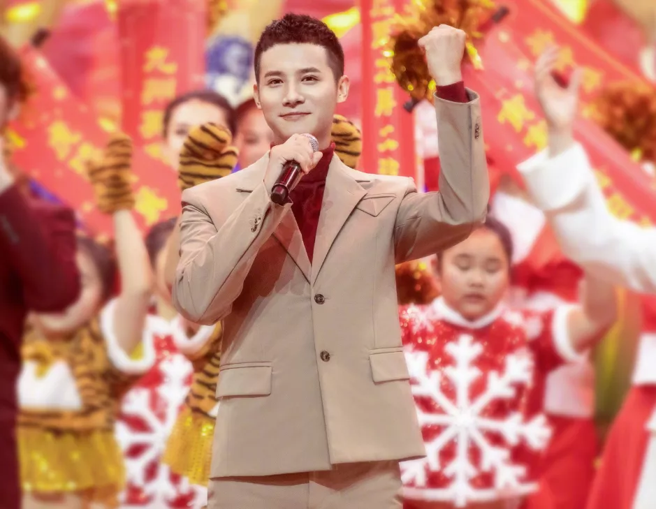 演员的诞生|小年夜春晚明星造型：王冰冰笑容甜美，王嘉尔造型酷帅