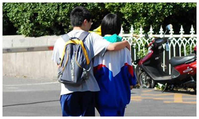 女生晚上约同学玩,妈妈发现后怒扇女儿脸:穿成这样像什么?