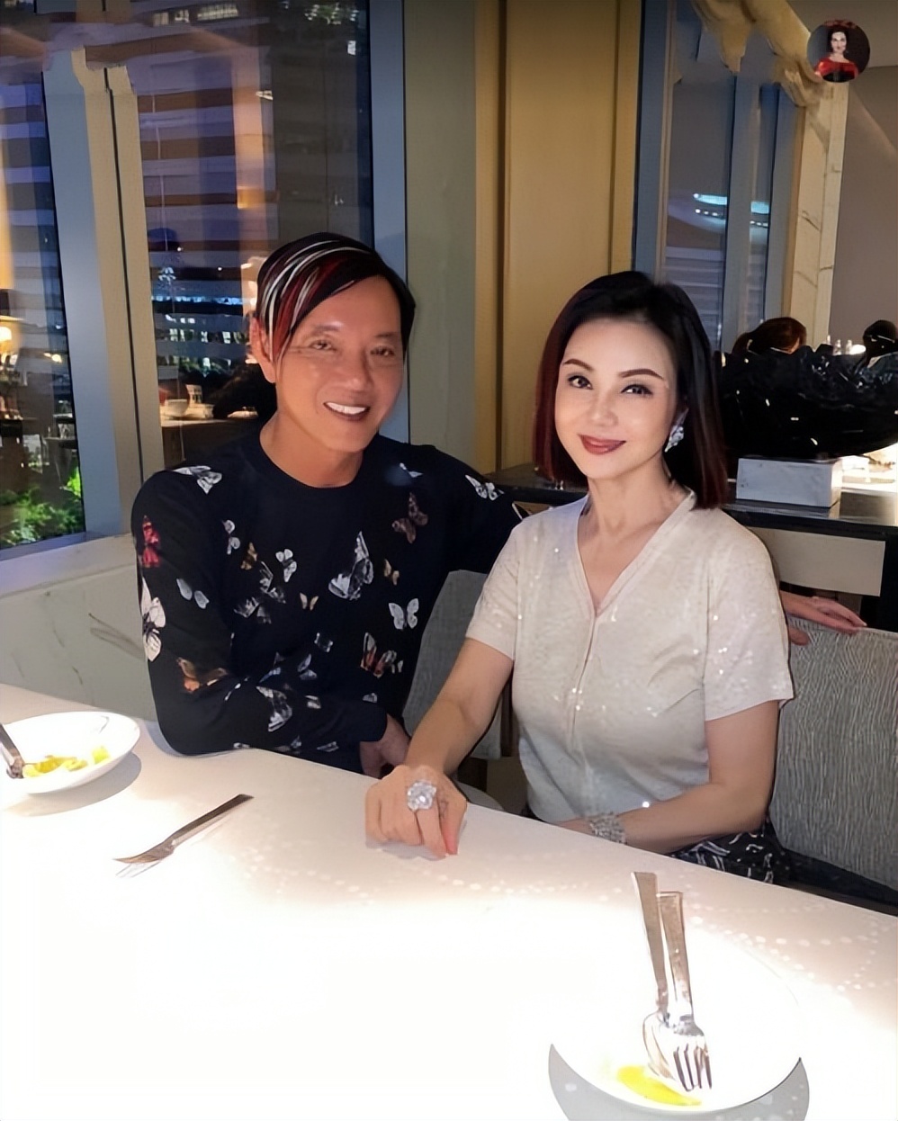 谢玲玲|富婆谢玲玲回国后,与孩子们团聚,亿万富豪洪永时也前来参加