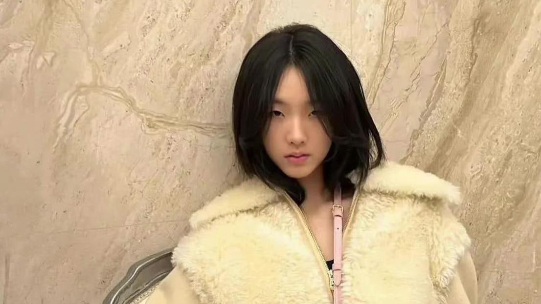 小S 小S女儿新年拿下高奢代言，穿露脐装剪短发神气似大S翻版，形象大变