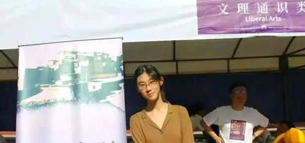 章泽天|同为清华才女，武亦姝会是下个“奶茶妹妹”？二人的差距过于明显