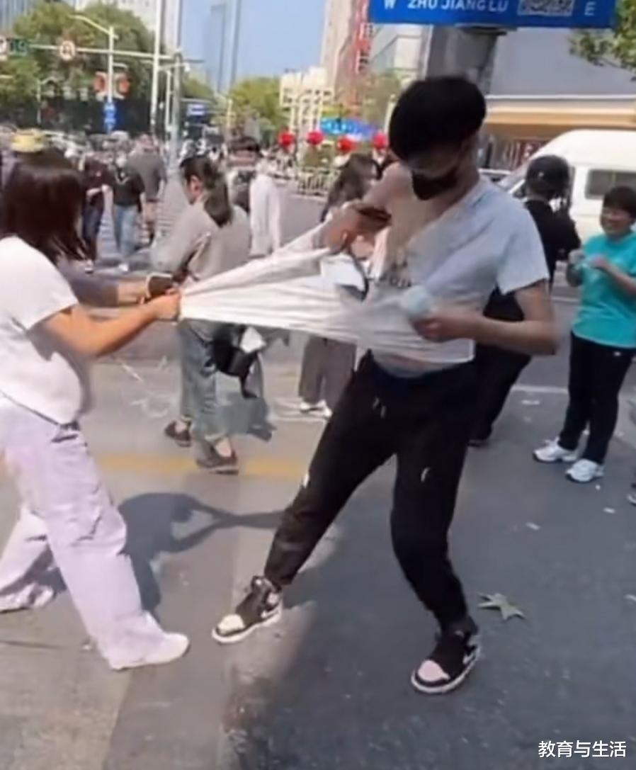 女子撞人撒泼撕碎小伙衬衫