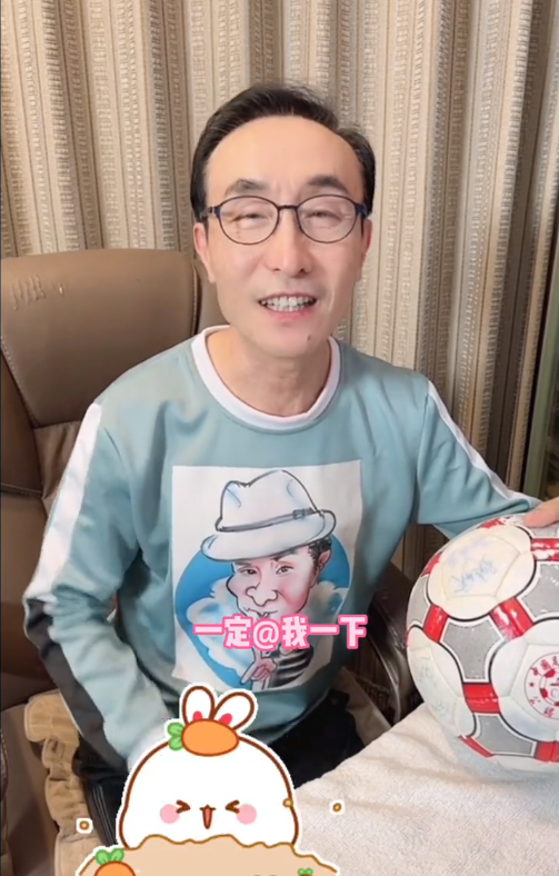 浦玮|深扒巩汉林的“假女足签名球”，前女足队长的回应打脸了谁？