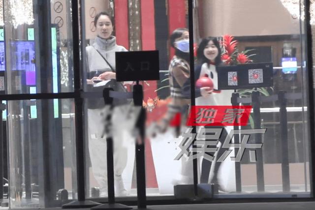 左小青|45岁左小青带家人外出就餐，打扮优雅皮肤超好，女儿罕见露面