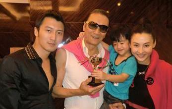 季东燃|?39年前,他被刘德华亲过,被周润发抱过,如今成为一代巨星