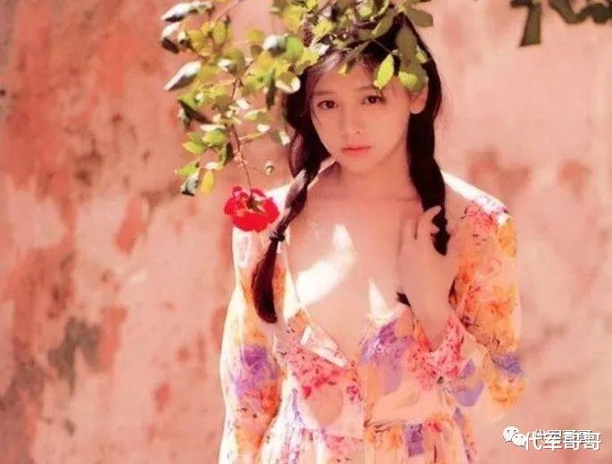 写真|19岁拍大胆写真走红，39岁嫁给圈外富豪，如今45岁的她怎样了？