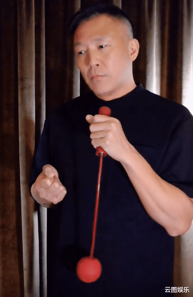 刘永健|51岁刘永健近况，满头白发染黑重拾帅气，开社交账号疑为复出准备