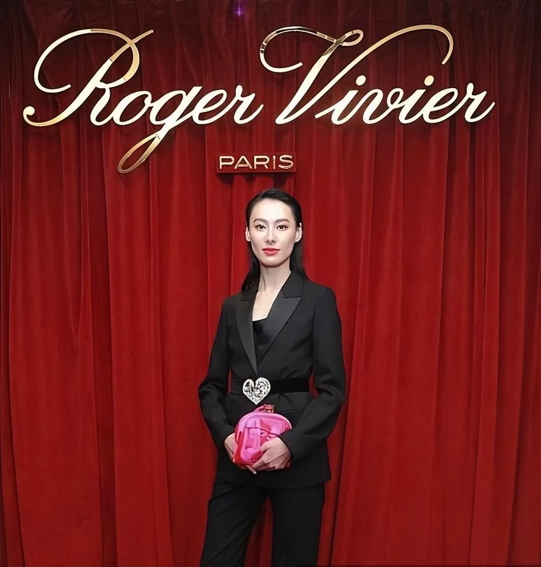 郑秀文|梁洛施和郑秀文同穿一身黑装，相差16岁却输很大，会穿比会长更重要