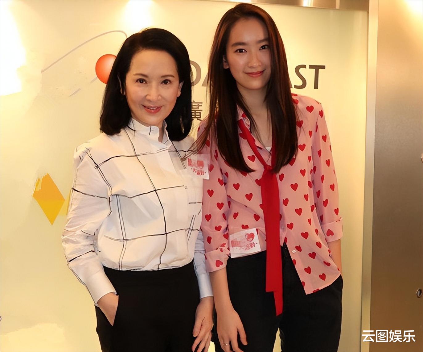 龚慈恩22岁女儿被传坠楼身亡,经纪人怒斥:她好得很,别乱开玩笑