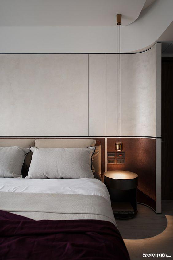 装修真没必要处处省钱,床头一侧弧形过渡,瞬间腾出一个衣帽间