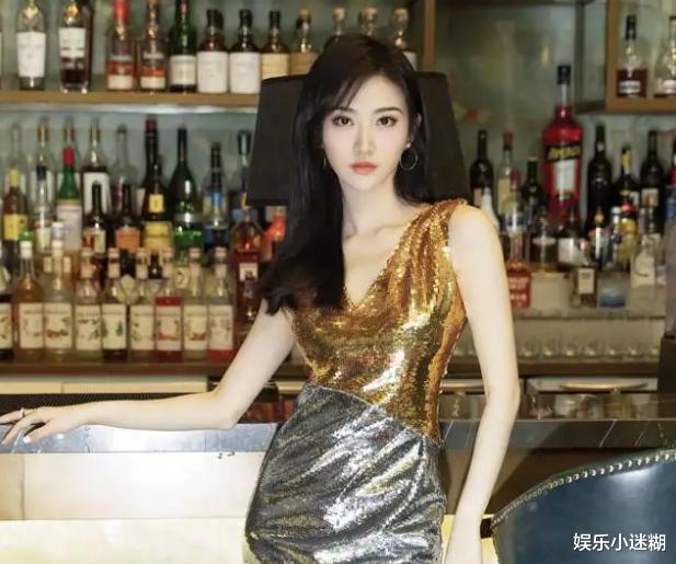 景甜|景甜被罚722万后现身,与冯绍峰拍新戏,同骑一匹马笑容满面