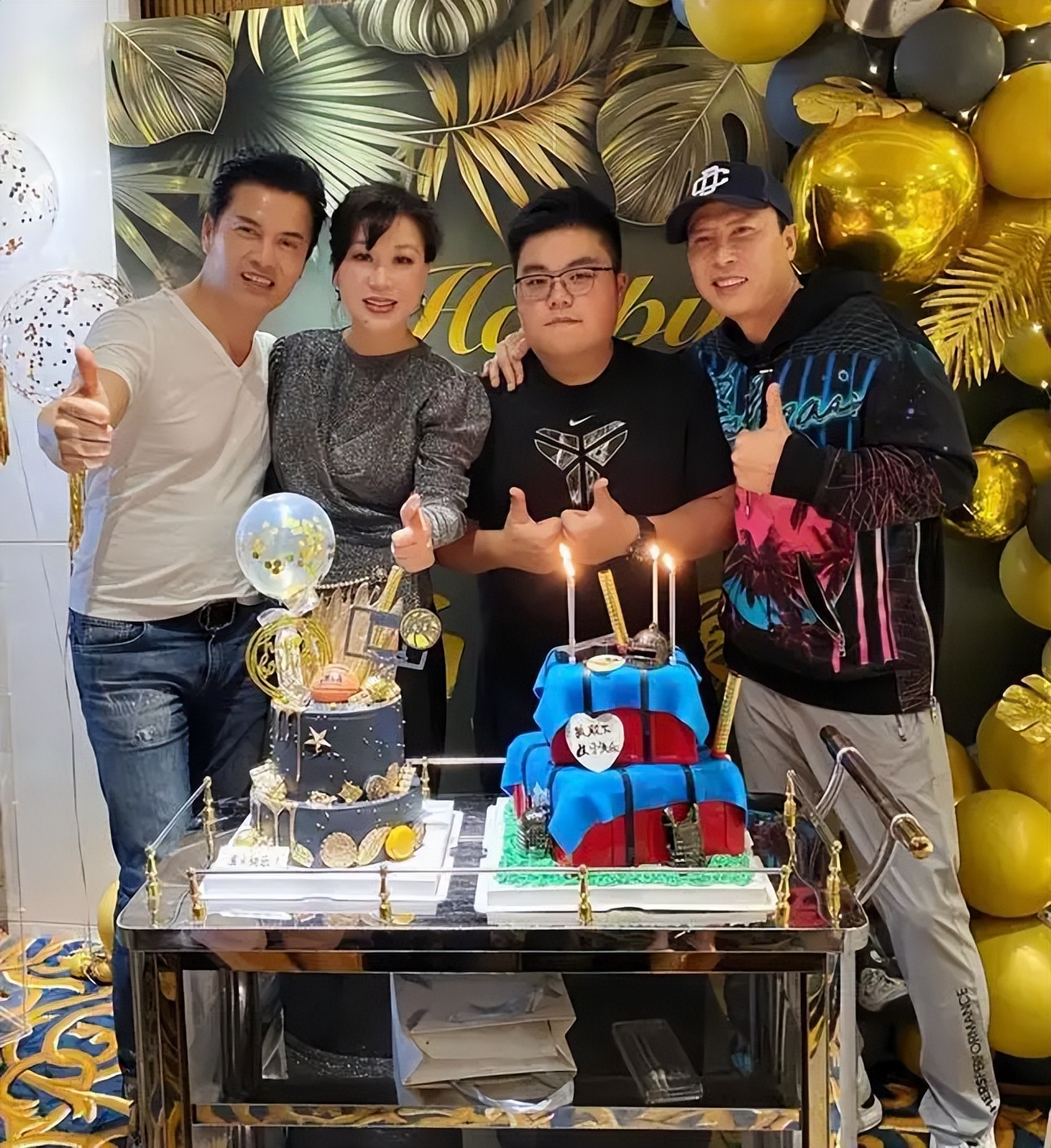 吕良伟|66岁吕良伟回国，紧搂富婆亲密合影，穿5000元上衣笑容满面似冻龄