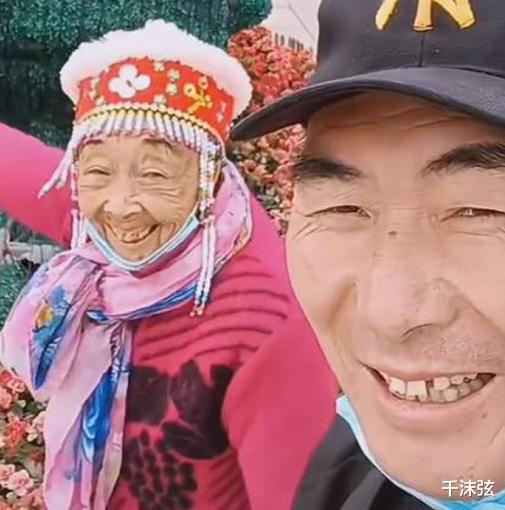 李玉成|马玉琴手带7个手链、筷子在盘里乱扒拉，网友：怪不得玉成不要你