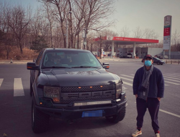 张国立|张国立儿子北京街头玩滑板,胡子拉碴显邋遢,开70万豪车依然活得潇洒