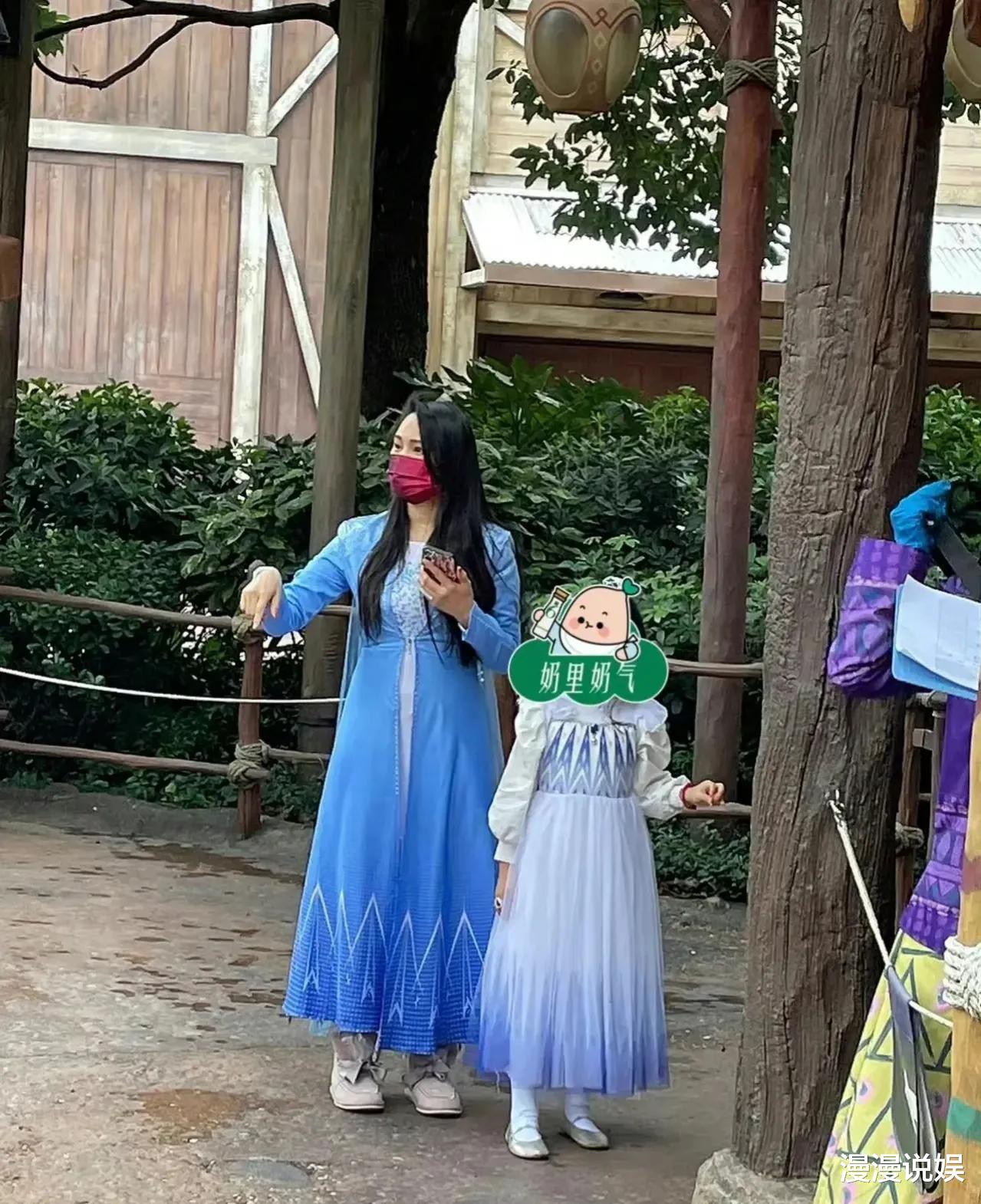 伊能静|伊能静国庆节带女儿游玩迪士尼，小米粒单凭一张照片就知道家教好