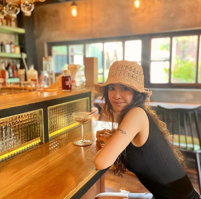 柳岩|41岁蔡依林晒近照，穿吊带身材纤细似少女，肌肤白皙状态好