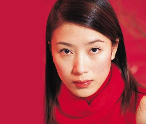 杨怡|女星当着老公的面亲别人两次，男方在一旁表情僵硬，却也很无奈