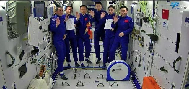 神舟十四号即将返回,180天的太空飞行,航天员身体有哪些变化?