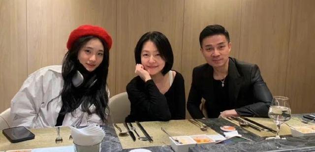 许雅钧|小S许雅钧给二女儿庆生，合影距离遭网友猜测貌合神离