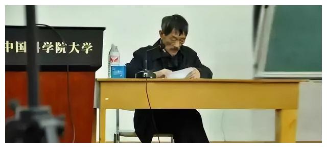 李易峰|李易峰首次公开露面，又一顶流男星私照流出！网友：看吐了