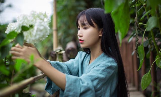 李子柒|李子柒停更5个月终于发声，新身份曝光无人敢惹，白岩松点评亮了