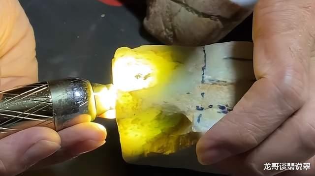 翡翠|龙哥说翡翠：嫩空的料子到底长什么样？有皮和无皮的区别在哪里？