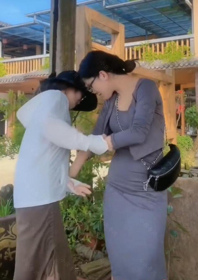 女子跟相亲对象去约会,不小心摔倒在盆栽上,网友:太尴尬了