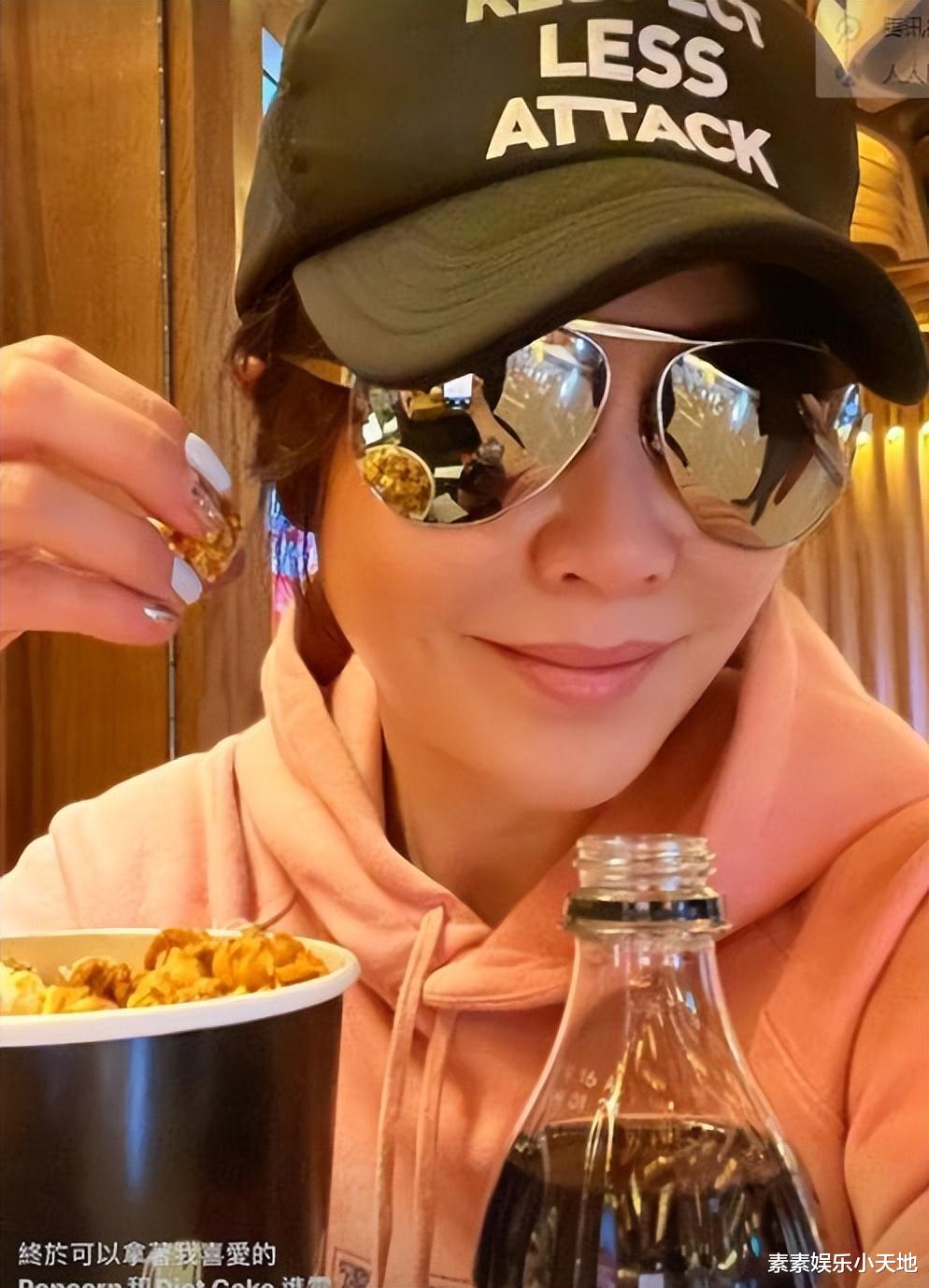 刘嘉玲在豪宅晒锦鲤，独门独院环境优美，院内装修很低调