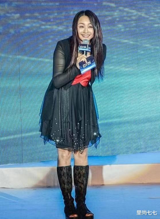 曹颖|曹颖彻底胖成大妈样！身材肥硕还穿公主裙，硬塞小码手臂挤出赘肉