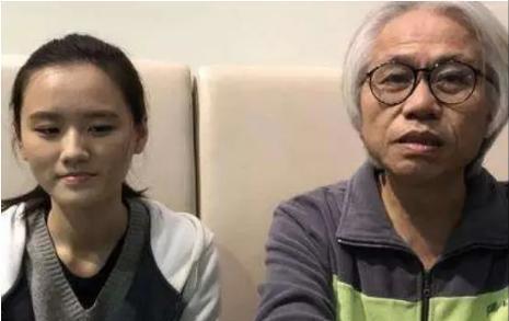 赵赫|两人因“爷孙恋”走红，如今8年过去了，少女已失去纯真的笑容