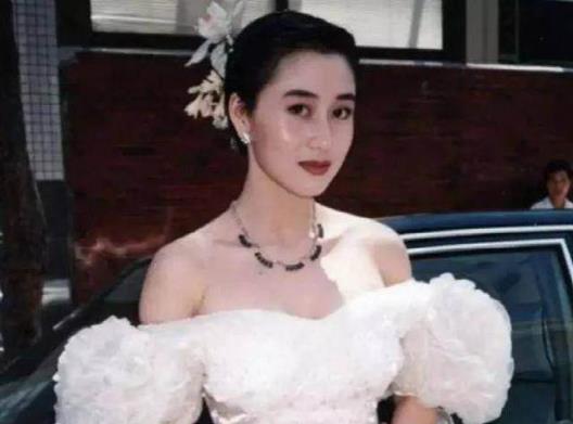 林青霞|16位60+女星现状，林青霞气质好，倪萍自然衰老