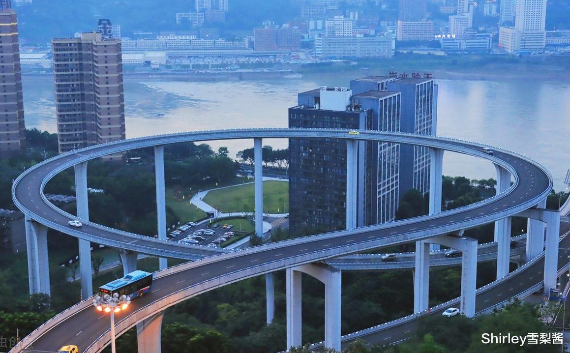 |重庆又火了一个观景地标,270度俯瞰江景,魔幻8D地貌显露无疑
