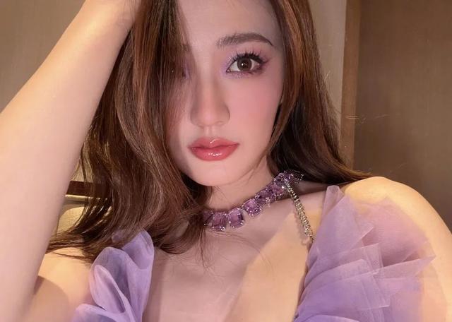 郑欣宜 春日彩色匹配，百变少女闪亮登场