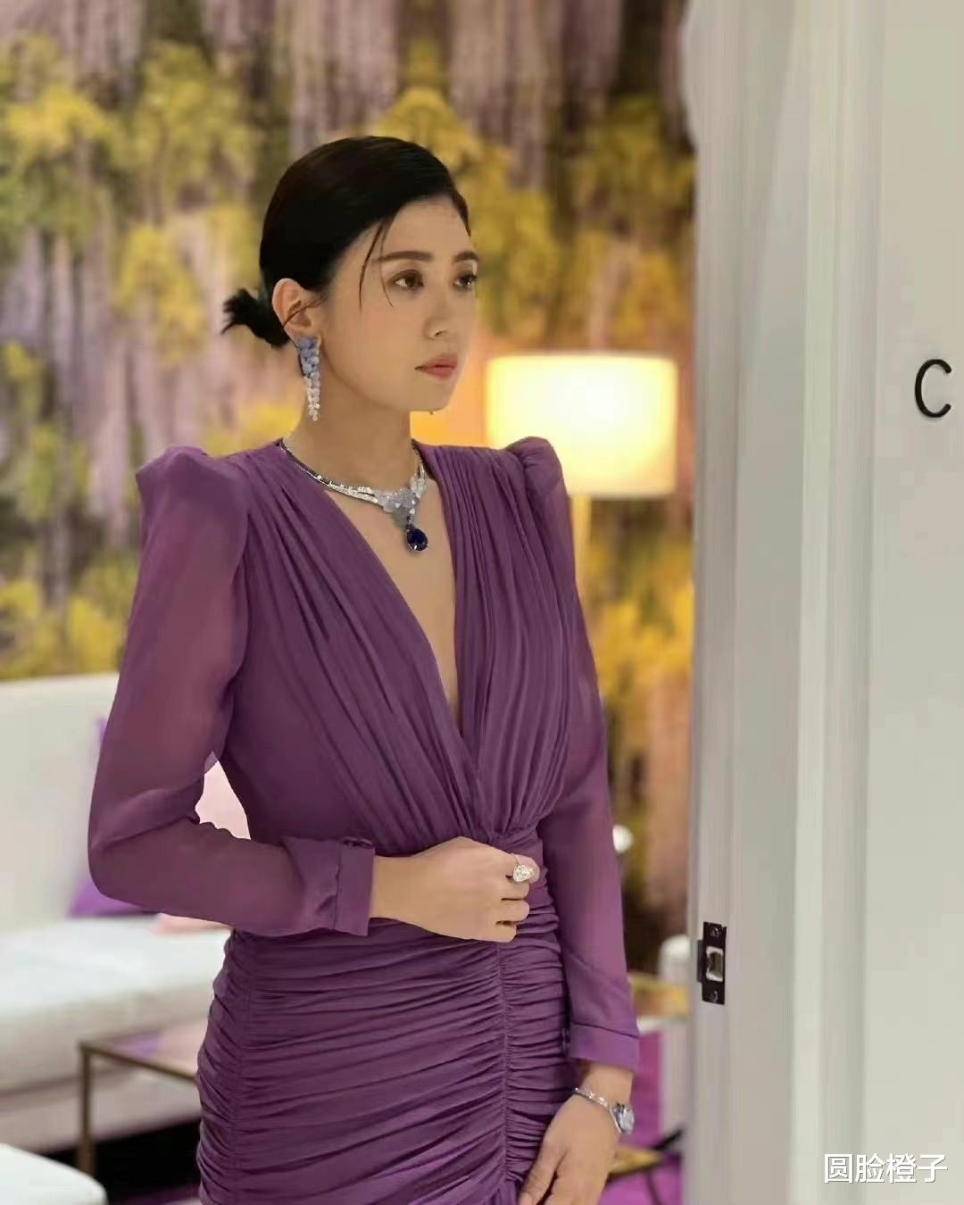 贾静雯|贾静雯身材保持得真好，一身紫色纱裙好优雅，穿出一米七的既视感