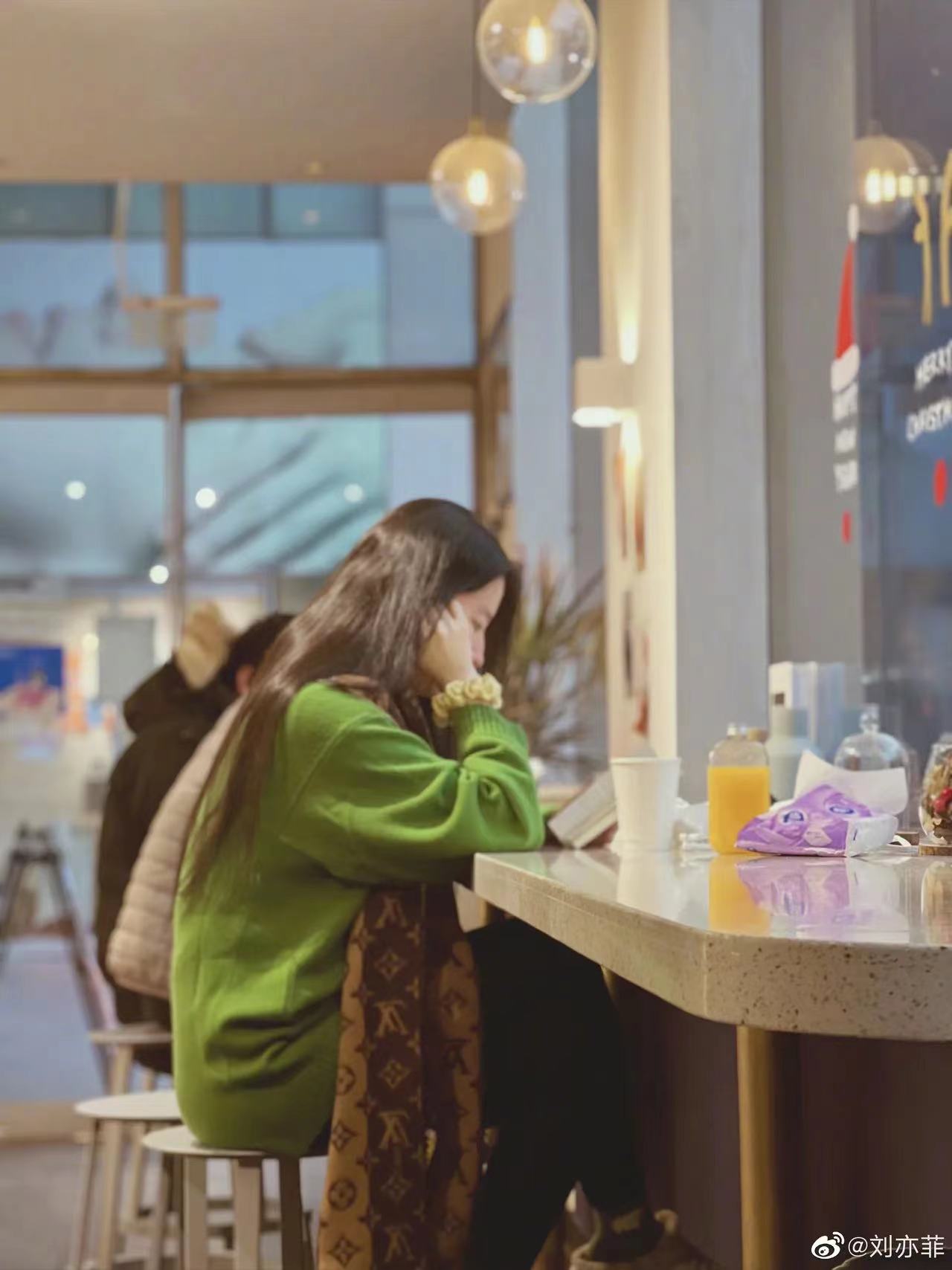 马嘉祺|刘亦菲年龄越大越佛系!罕晒素颜眉毛稀疏,戴8千块围巾安静看书