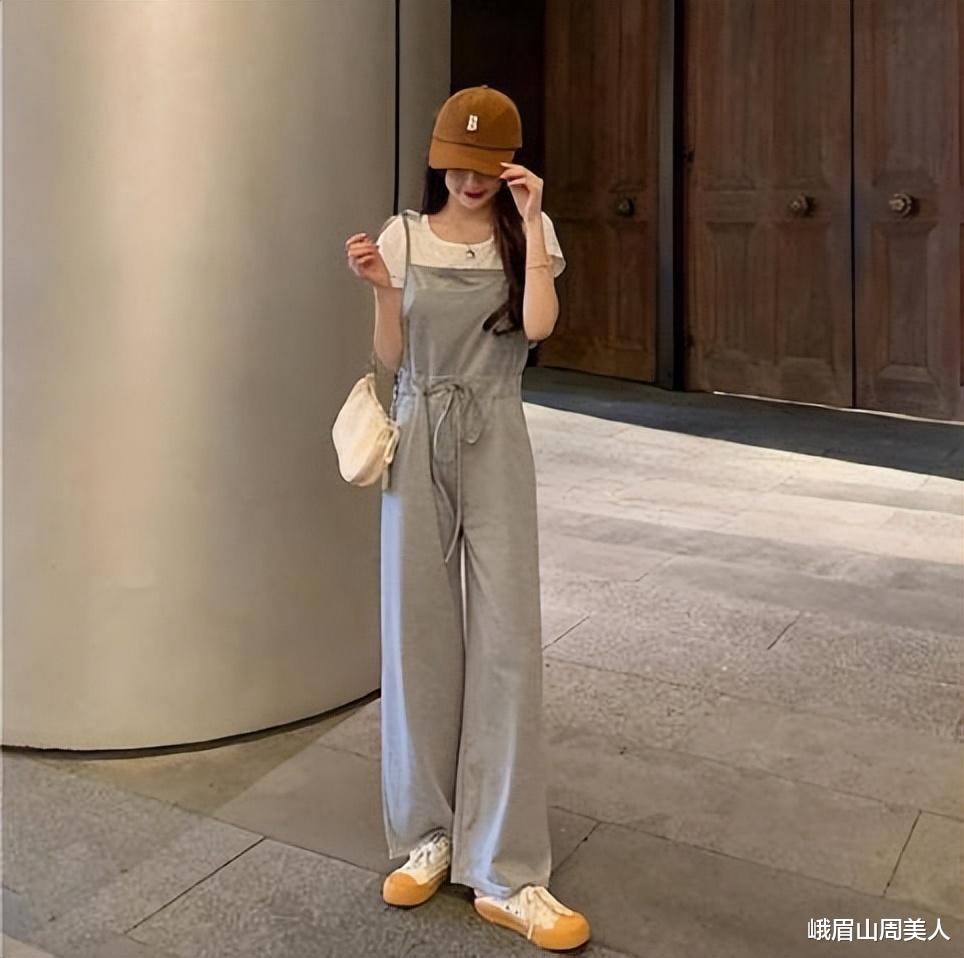 女人哪怕再懒，夏天也别穿T恤短裤出门，很邋遢！其实这样穿更美