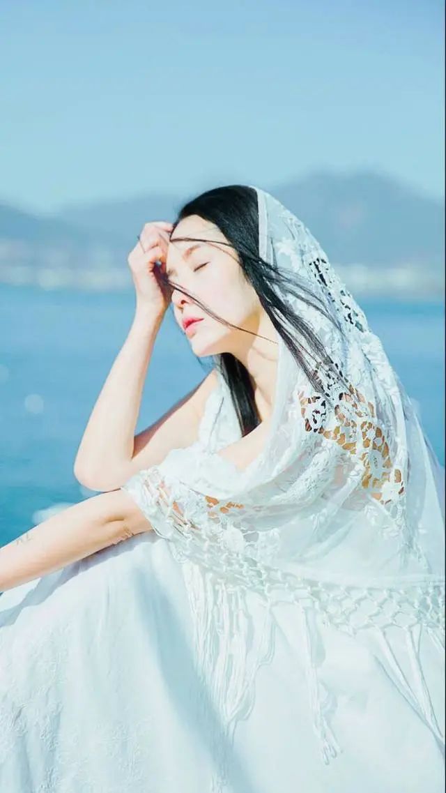 唯美的海景人像不知道怎么拍,试试这几个人像美姿教程