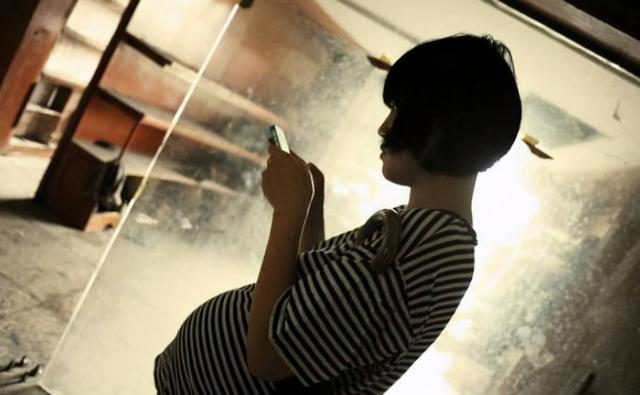 只因被男友拒绝，湖南某女大学生与流浪汉同居生子，母亲崩溃大哭