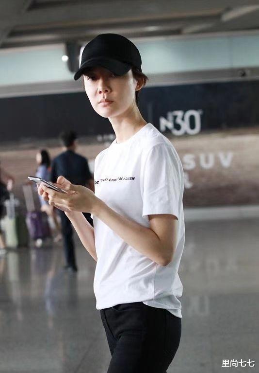 车晓|又一个鲁豫!车晓瘦成2D身材,穿休闲装肚子太瘪直不起腰