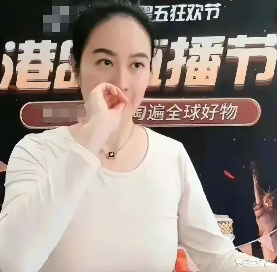 江疏影|明星也擦边？叶璇直播穿保暖裤，抠脚丫剪指甲，网友：是真邋遢