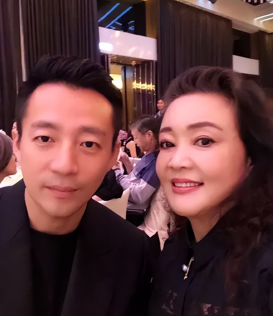 汪小菲|母子复合？张兰确诊阳性，汪小菲现身直播间狂刷礼，绝口不提大S