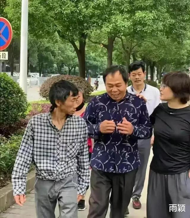 发型 49岁袁立胖到认不出！穿着随性在街上和大叔勾肩搭背，发型凌乱