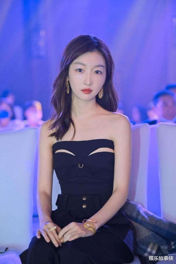 周冬雨|周冬雨金鸡奖简约造型,网友赞:帅气又不失女人味!