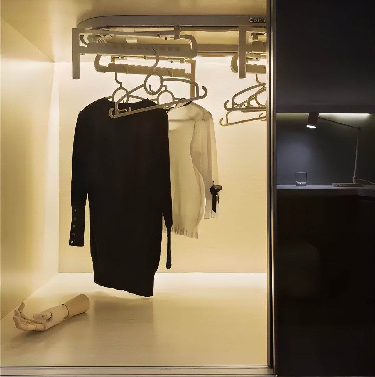 60㎡挤四代人，厕所当厨房？却拿30万的空间放3块钱1瓶的矿泉水